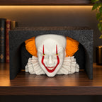 Pennywise exposto numa prateleira de madeira com iluminação quente