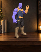 Thanos exposto numa prateleira de madeira, num ambiente acolhedor de coleção